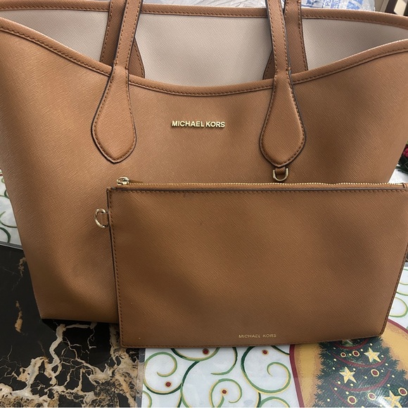 Michael Kors Saige Med Reversible Tote and Zip Clutch - Picture 3 of 10